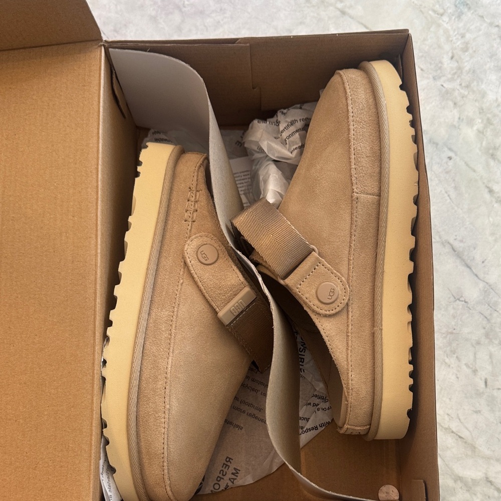 UGG Goldenstar Clog in Sand BNIB